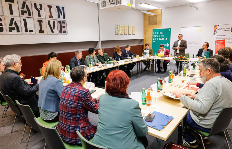 Diskussionsrunde mit Teilnehmenden aus Kirche und Politik in der Steiermark. / Sonntagsblatt/Gerd Neuhold, Gerd Neuhold