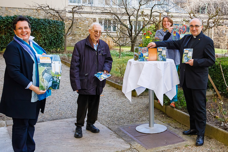 Präsentation der Friedhofsbroschüre: Anna Hollwöger, Hans Frühstück, Michaela Ziegler und Bischof Wilhelm Krautwaschl. / SONNTAGSBLATT, Gerd Neuhold