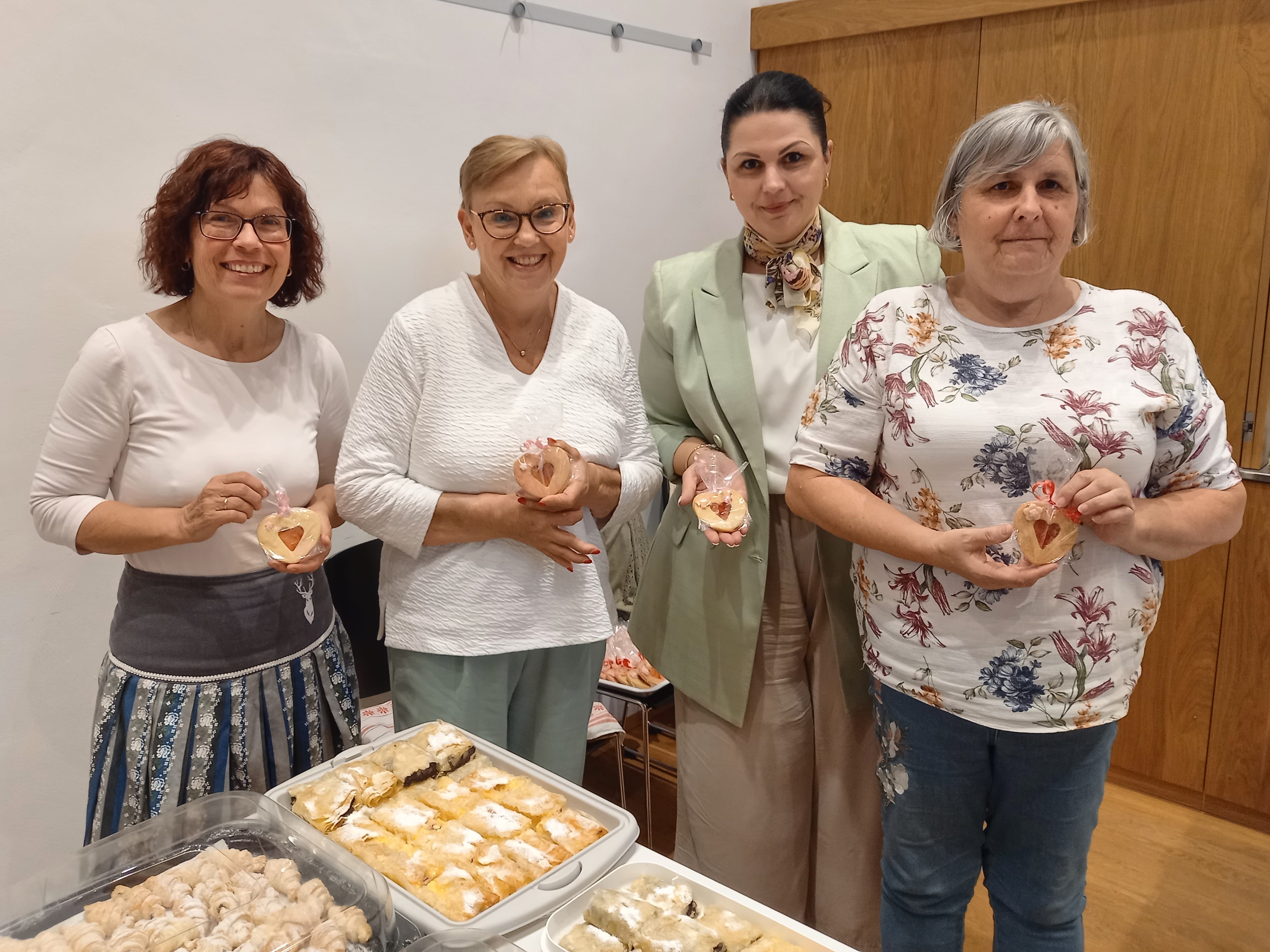 Lange Nacht der Kirchen 2024 / Pfarramt Gamlitz Spielfeld - die süßen Damen
