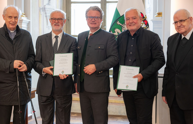 Em. Bischof Egon Kapellari, Josef Döller, Landeshauptmann Christopher Drexler, Martin Hochegger, Bischofsvikar Heinrich Schnuderl / Sonntagsblatt, Gerd Neuhold Ehrungen für das 'Tatkräftige Engagement für das Land Steiermark' gab es für Josef Döller und Martin Hochegger.
